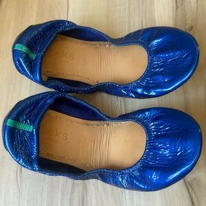✨EUC Rare beautiful sapphire blue patent leather Tieks size 8✨